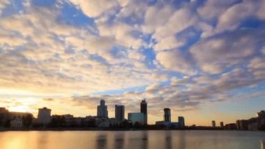 Rıhtımlar üzerinde gün batımı. Ekaterinburg, Rusya Federasyonu. zaman atlamalı