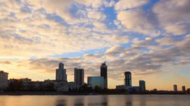 Rıhtımlar üzerinde gün batımı. Ekaterinburg, Rusya Federasyonu. zaman atlamalı