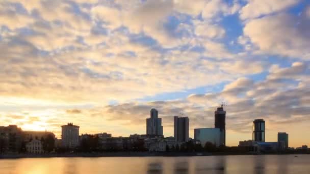 Pôr do sol à beira-mar. Ekaterinburg, Rússia. Tempo de Caducidade — Vídeo de Stock