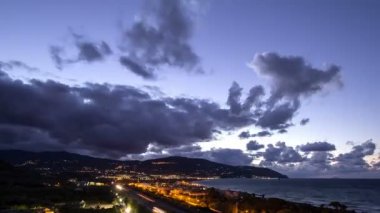 Sicilya kıyıları boyunca günbatımı