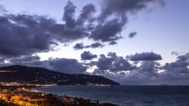 Sicilya kıyıları boyunca günbatımı
