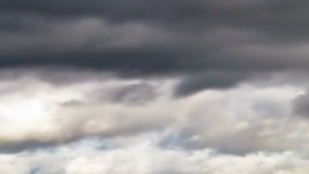Nubes rápidamente se precipitan en el cielo — Vídeo de stock
