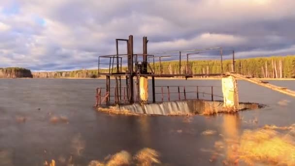 Dam op de achtergrond van wolken — Stockvideo