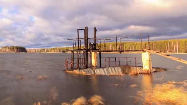 Staudamm vor dem Hintergrund der Wolken — Stockvideo