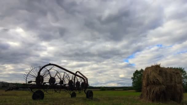 Clouds sweep over the barn — Stock Video