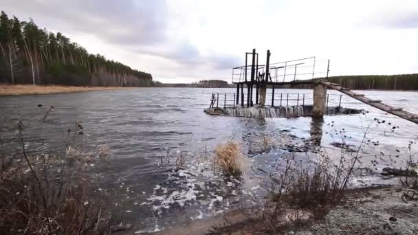 Вода тече над дамбою — стокове відео