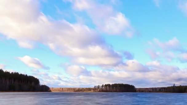 Regenwolken über dem Teich — Stockvideo