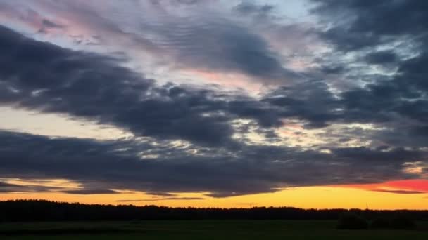 Topi się chmury o zachodzie słońca — Wideo stockowe