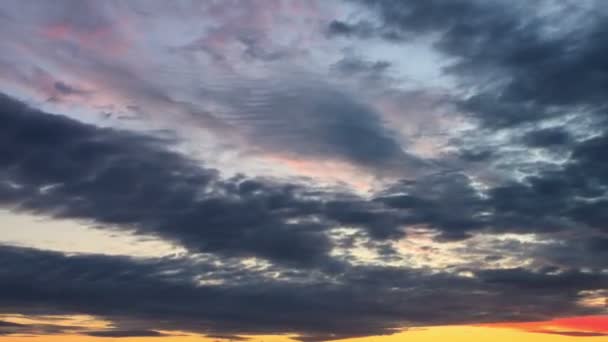 Moln smälter vid solnedgången — Stockvideo
