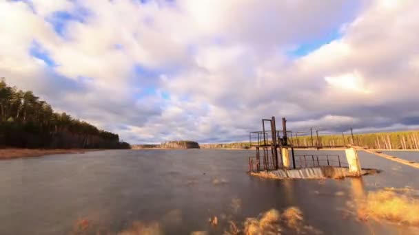 Presa en el fondo de las nubes — Vídeo de stock