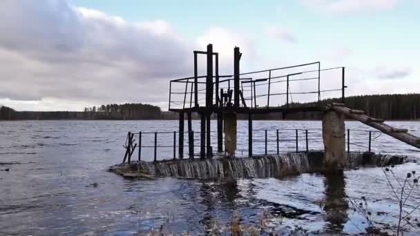 Вода тече над дамбою — стокове відео