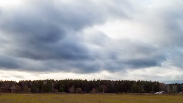 Nuages se précipitent rapidement sur le ciel 