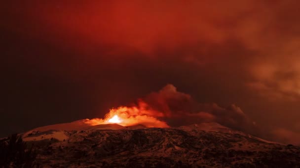 A kitörés a vulkán éjjel — Stock videók