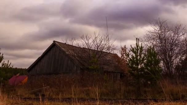 Wolken ziehen über die Scheune — Stockvideo