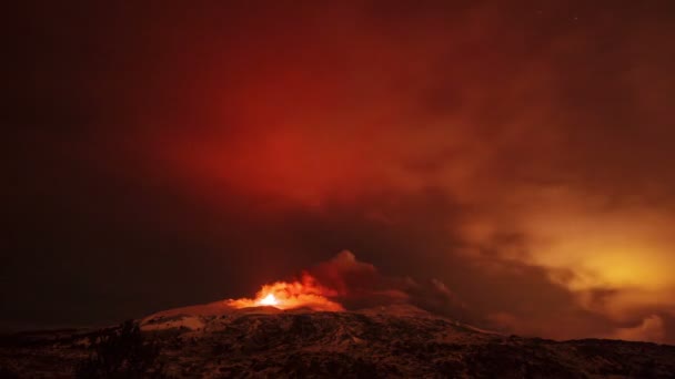 A kitörés a vulkán éjjel — Stock videók