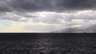 messina Boğazı üzerinde bulutlar.