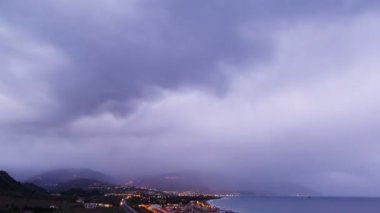 Sicilya kıyıları boyunca şafak