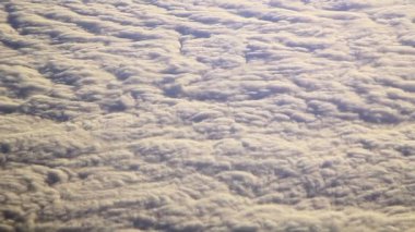 Bulutların üstünde