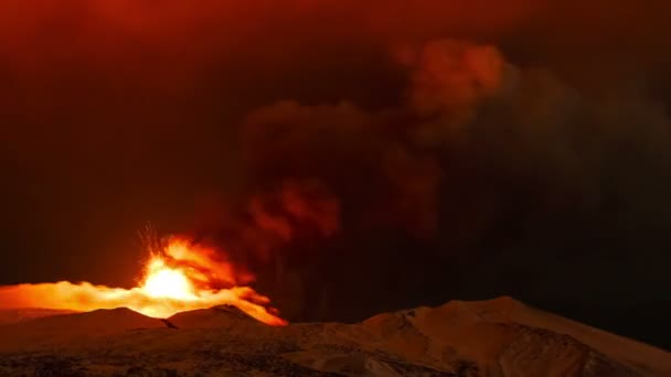Извержение Этны ночью . — стоковое видео