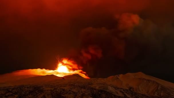 A kitörés a vulkán éjjel. — Stock videók