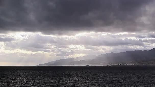 Schiff in der Straße von Messina. Italien — Stockvideo