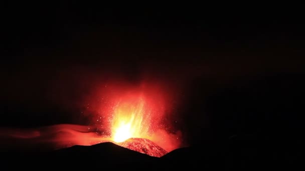 Etna Eruption at night. . — Stock Video