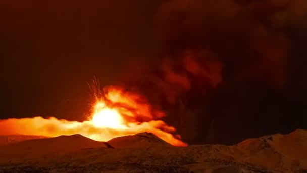 Erupção do etna à noite . — Vídeo de Stock