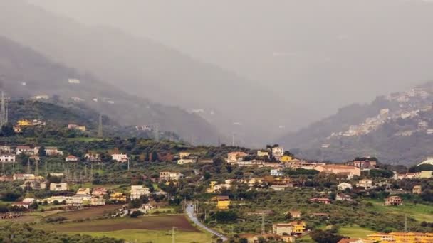Vesnice v horských údolí mlhy skryje. — Stock video