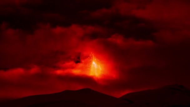 夜のエトナ山の噴火. — ストック動画