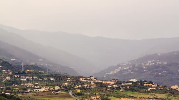 Село в гірській долині туман ховається . — стокове відео