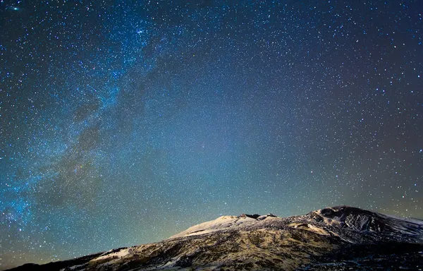 Γαλαξίας πάνω από το ηφαίστειο Αίτνα. Σικελία, Ιταλία — Φωτογραφία Αρχείου