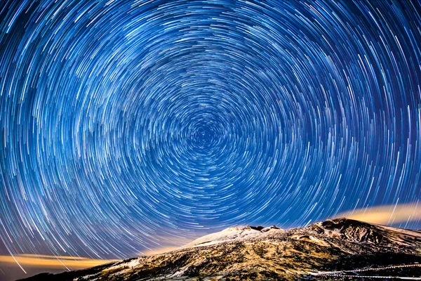 Stjärnor i lämna förfalla spår. vulkanen etna, Italien. — Stockfoto