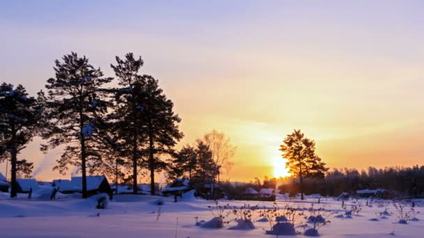 Amanecer de invierno en la aldea — Vídeos de Stock