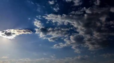 batan güneşin ışığında bulutlar