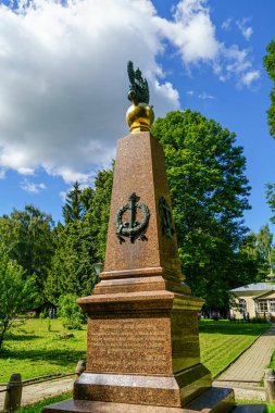 Pereslavl-Zalessky, Rusya - 18 Ağustos 2020: Obelisk 'ten Büyük Peter' a. Petra Müzesi