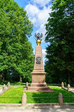 Pereslavl-Zalessky, Rusya - 18 Ağustos 2020: Obelisk 'ten Büyük Peter' a. Petra Müzesi