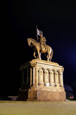 Vladimir, Rusya - 10 Ağustos 2020: Vladimir topraklarının azizleri anıtı. Gece