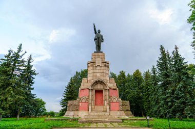 Kostroma, Rusya - 12 Ağustos 2020: V.I.Lenin Anıtı. Central park