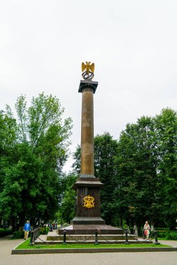 Yaroslavl, Rusya - 13 Ağustos 2020: Yaroslavl 'daki Demidov Pillar - Yaroslavl Demidov Okulu' nun kurucusu Pavel Grigorievich Demidov 'un anıtı