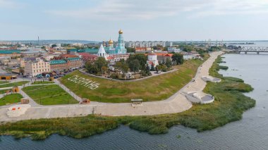 Syzran, Rusya - 21 Ağustos 2021: Syzran Kremlin. Spassky Kulesi. İsa 'nın Doğumu Kilisesi. Yamaçtaki şehrin adı Syzran, Hava Görüntüsü.  