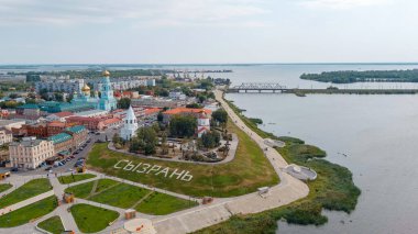 Syzran, Rusya - 21 Ağustos 2021: Syzran Kremlin. Spassky Kulesi. İsa 'nın Doğumu Kilisesi. Yamaçtaki şehrin adı Syzran, Hava Görüntüsü.  