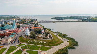 Syzran, Rusya - 21 Ağustos 2021: Syzran Kremlin. Spassky Kulesi. İsa 'nın Doğumu Kilisesi. Yamaçtaki şehrin adı Syzran, Hava Görüntüsü.  