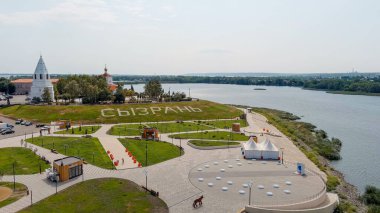 Syzran, Rusya - 21 Ağustos 2021: Syzran Kremlin. Spassky Kulesi. İsa 'nın Doğumu Kilisesi. Yamaçtaki şehrin adı Syzran, Hava Görüntüsü.  