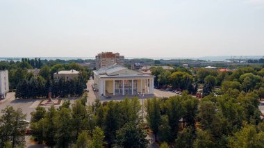 Syzran, Rusya - 21 Ağustos 2021: Syzran Tiyatrosu. Merkez meydan, Hava Görünümü  