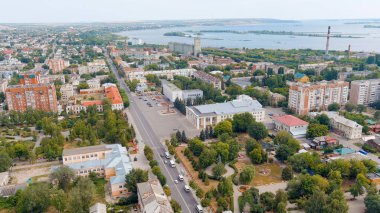 Syzran, Rusya - 21 Ağustos 2021: Syzran kentsel bölgesi yönetimi. Syzran Tiyatrosu. Merkez Meydanı, Hava Görüntüsü  