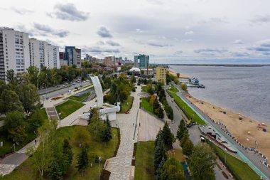 Samara, Rusya - 20 Eylül 2020: Volga Nehri Embankment. Ladya Anıtı. Sonbaharda hava görüntüsü