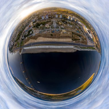 Volgograd, Rusya - 19 Eylül 2020 ROTOR Stadyumu. Mamayev Kurgan. Gün batımında hava manzarası. Düş! 360 derece gökyüzü panoramik asteroidi