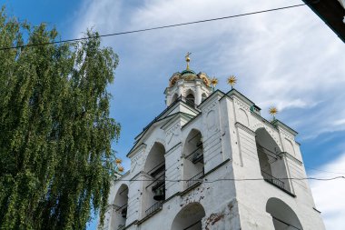 Yaroslavl, Rusya. Pechersk Kilisesi 'nin çan kulesi. Tanrı' nın Annesi 'nin simgesi. Spaso-Preobrazhensky Manastırı