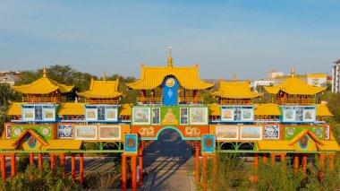 Elista, Rusya. Altın Kapı, Kahramanlar Sokağı 'ndaki Lenin Meydanı yakınlarında bulunan bir Budist mimari yapısıdır.  