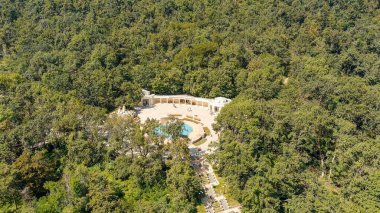 Zheleznovodsk, Rusya. Smirnovsky kaynağı. Smirnov pompa odası parktaki Cascade Merdiveni 'nin en üst katında yer almaktadır.  